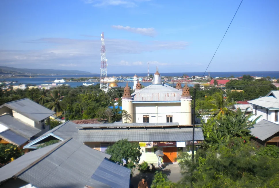 Pusat Kota Luwuk di tepi teluk dengan bangunan dan menara