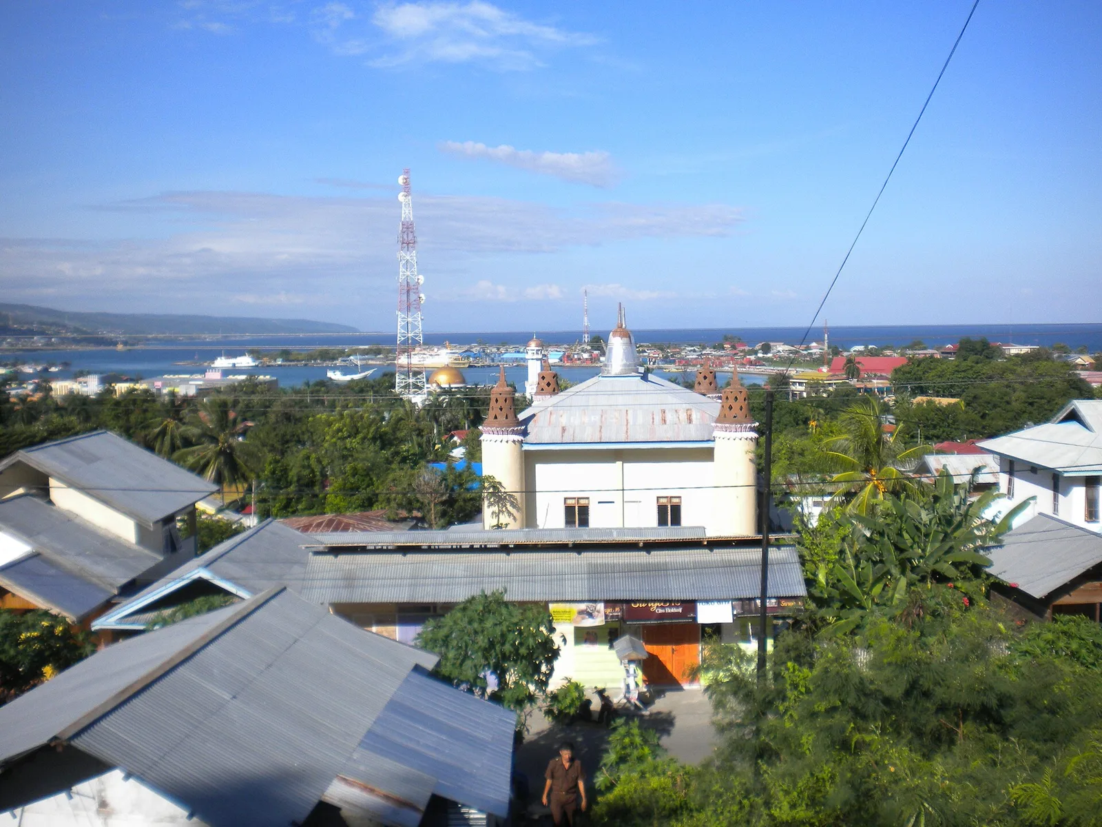 Pusat Kota Luwuk di tepi teluk dengan bangunan dan menara