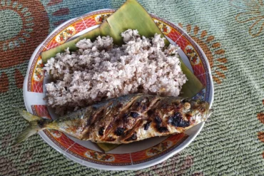 Sinole dari sagu dan kelapa disajikan dengan ikan bakar
