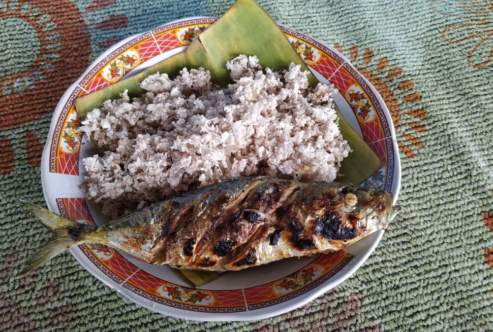 Sinole dari sagu dan kelapa disajikan dengan ikan bakar