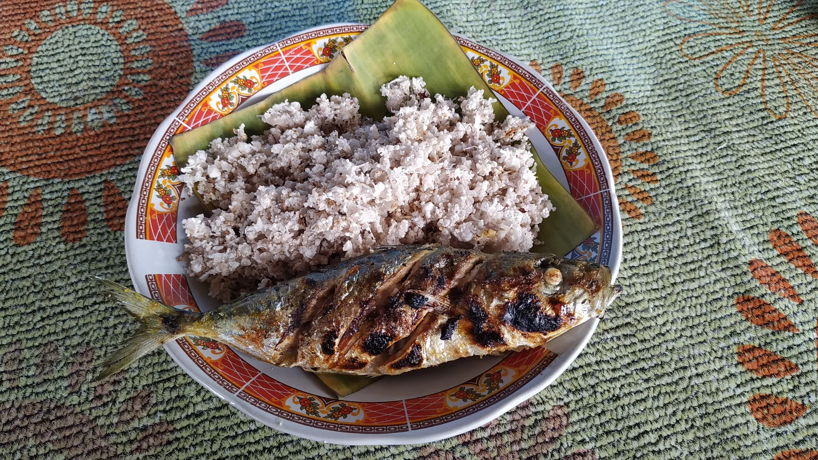 Sinole dari sagu dan kelapa disajikan dengan ikan bakar