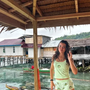 Rumah panggung kayu di atas air laut yang jernih