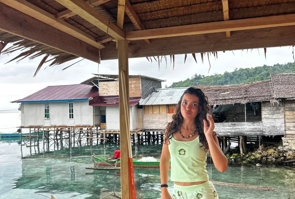 Rumah panggung kayu di atas air laut yang jernih