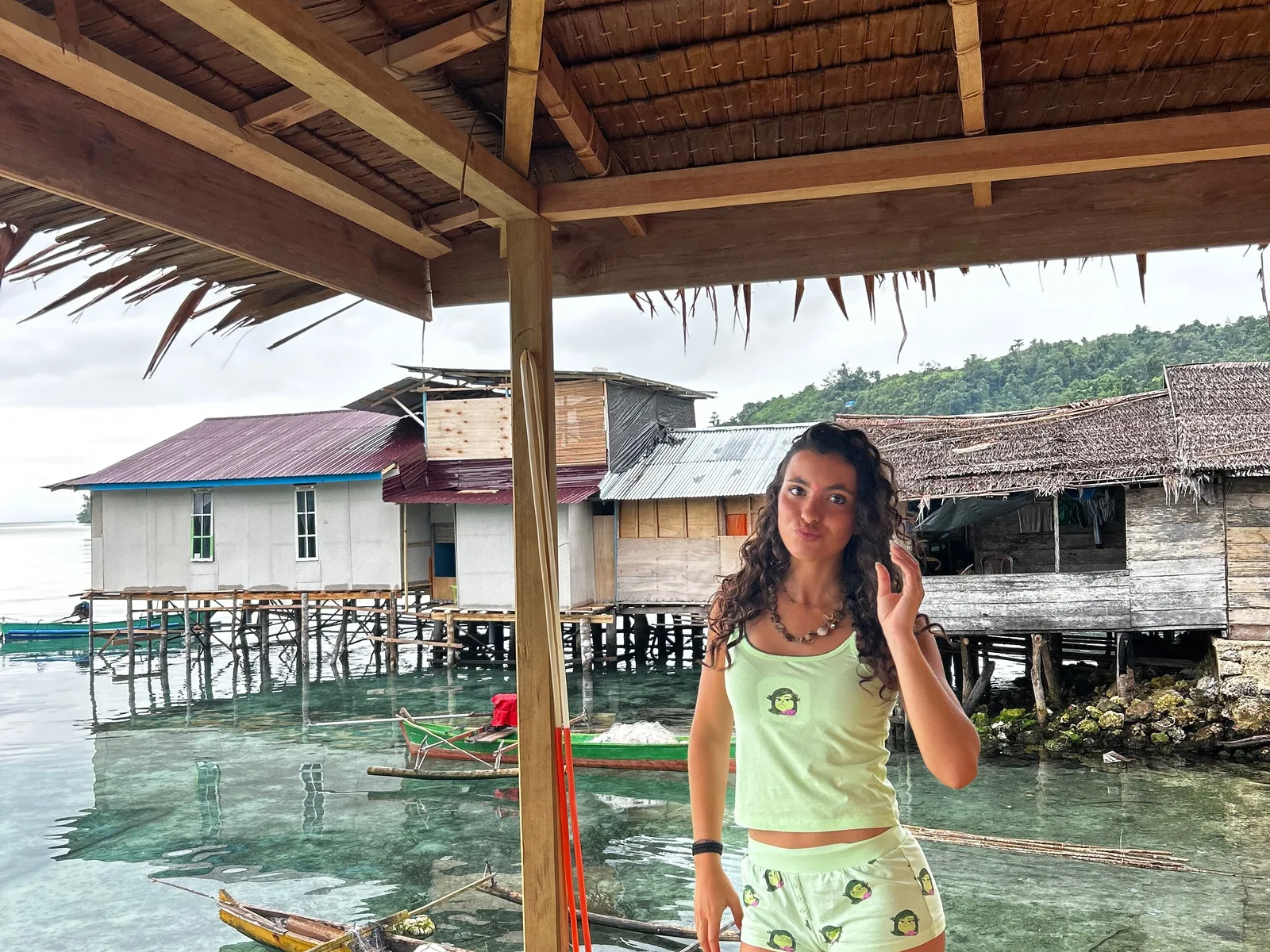 Rumah panggung kayu di atas air laut yang jernih