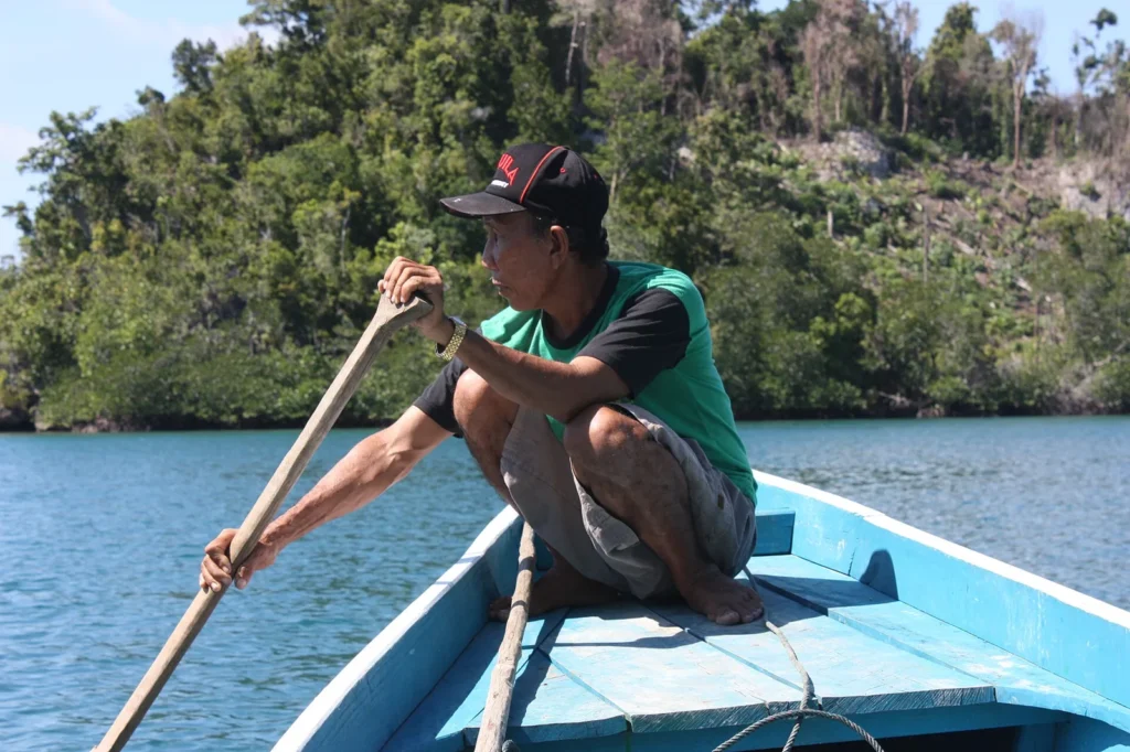 Mit dem Ruderboot zwischen Kadidiri und Malenge