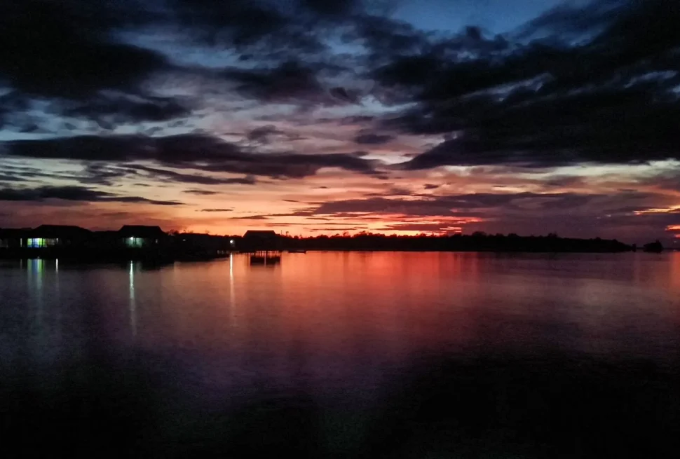 Amanecer sobre el mar en la aldea bajau de Torosiaje, Gorontalo